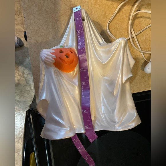 Handcrafted: Ceramic white ghost holding small pumpkin with detachable cord. - Picture 6 of 10